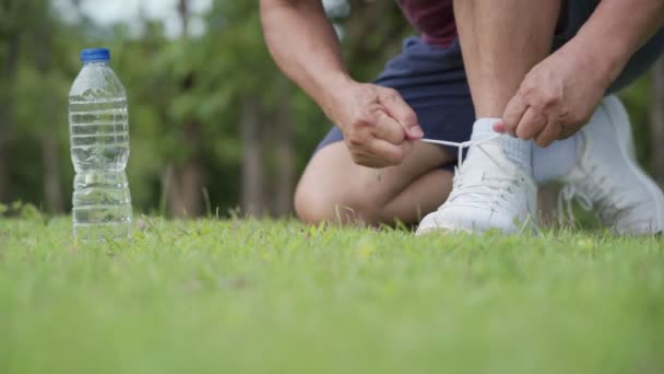 Asiatische Mann Binden Schuhe Schnürung Während Jogging Übung Park Auf — Stockvideo