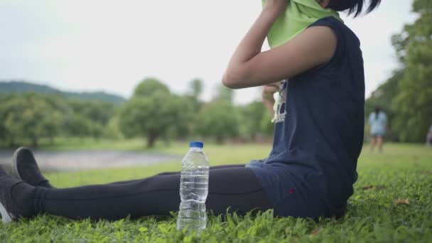 Młoda Azjatycka Sportowa Kobieta Spocona Treningu Siadająca Wygodnej Trawie Sącząca — Wideo stockowe