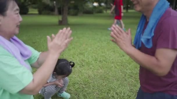 公園で家族の活動を示すアジアのシニアカップル 良い関係 中年退職健康的な生活モチベーションと一緒に時間を割く 良いメンタルヘルスの成功につながる — ストック動画