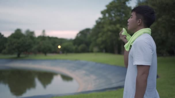 Homem Asiático Bebendo Água Após Exercício Parque Com Árvores Lagoa — Vídeo de Stock