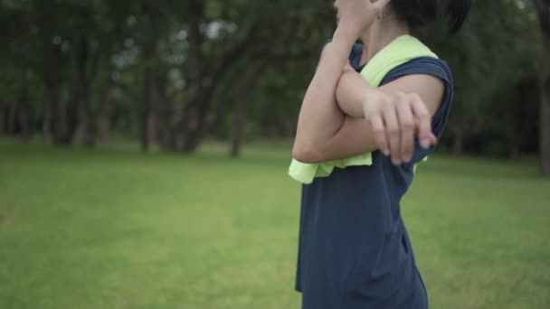 公園で運動をしている若い女性 — ストック動画