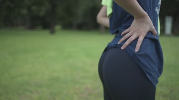 Parkta Egzersiz Yapan Kısmi Kadın — Stok video