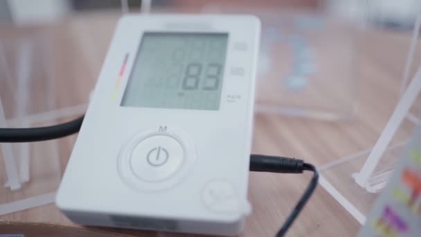Snímek Zblízka Automatické Zařízení Pro Monitorování Krevního Tlaku Recepci Kliniky — Stock video