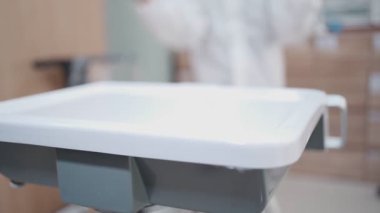 Diş malzemelerini ambalajlayan beyaz PPE takımlı hemşire kadrosu, diş ameliyatından önce dezenfekte edilmiş hazırlık, profesyonel iş, steril temiz hijyen maddeleri kirlenmiş yüzey 