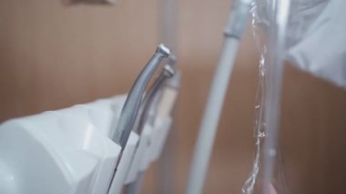 Diş hekimi aletleri hazırlar. beyaz PPE elbise sarma ekipmanları, ameliyattan önce hazırlık, profesyonel iş, steril hijyen maddeleri kirlenmiş nesne, elastik tüp emici  