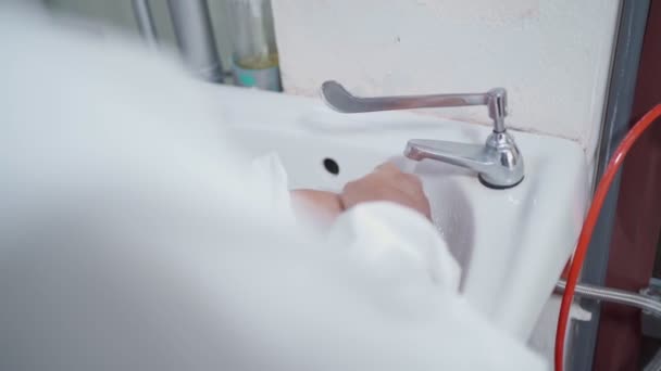 Close Pessoal Médico Lavar Mãos Sobre Pia Usando Sabão Prevenir — Vídeo de Stock