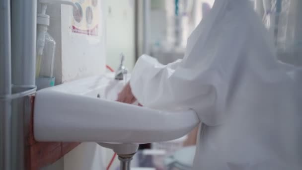 Medisch Personeel Ppe Pak Wassen Hand Gootsteen Met Behulp Van — Stockvideo