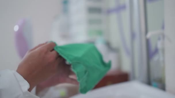 Nurse Drying Hand Hand Towel Towel Dispenser Pull Hand Towel — Stock Video