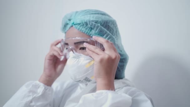 白いパイプスーツ 医療用保護スーツ 保護眼鏡 995マスク フェイスシールドパンデミックコロナウイルス 医療クリニック 感染症予防 — ストック動画