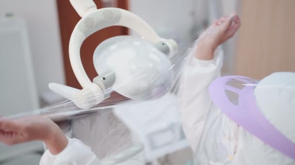 의료진은 램프를 감싸는 Ppe 슈트를 깨끗한 바이러스 Covid 전염병 — 비디오