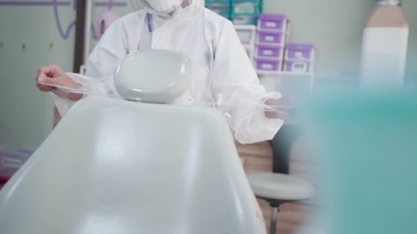 Infirmière Clinique Combinaison Epi Blanche Enveloppant Appui Tête Chaise Dentaire — Video