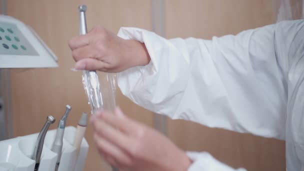 Zubní Sestra Připravuje Nástroje Bílá Oop Oblek Zábal Zubní Nářadí — Stock video