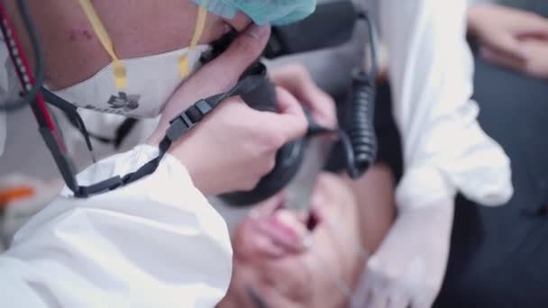 Hasta Dişlerinin Fotoğrafını Çeken Profesyonel Bir Dişçi Diş Yapısı Örneği — Stok video