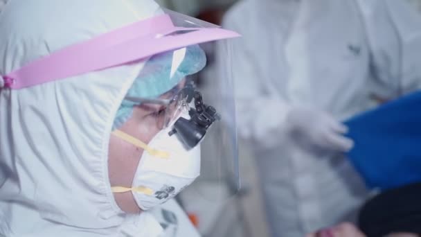 Lekarz Dentysta Założył Czapkę Ochronną Przed Operacją Kombinezon Ppe Maska — Wideo stockowe