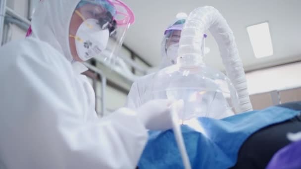 Tandarts Dragen Ppe Pak Opereren Patiënt Persoonlijke Beschermingsmiddelen Beschermende Bril — Stockvideo
