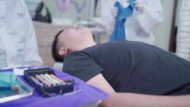 Asijský Samec Dostane Rovnátka Zubní Ošetření Zubní Klinice Asijský Pacient — Stock video