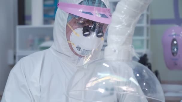 Zahnarzt Und Kollege Der Mundschutz Des Patienten Operiert Antibakterielle Luftabsaugkuppel — Stockvideo