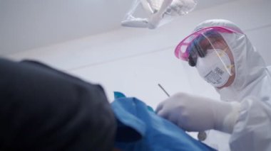 Diş hekimi hasta üzerinde çalışıyor, tıbbi personelle meşgul, dezenfekte prosedürü, uzman dişçilik ekipmanları araçları, danışmanlık analizi semptomları teşhis etme, virüsün yayılmasını önleme, hijyenik tesis