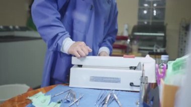 Erkek doktor tıbbi maskeler için makine kullanıyor.