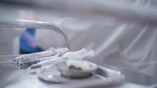 Medizinische Nadeln Auf Metallständer Zahnärztliche Operation Nahaufnahme Sterilisiertes Medizinisches Gerät — Stockvideo