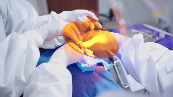 Λευκό Γάντια Χέρια Οδοντίατρο Απασχολημένος Πάρει Θεραπεία Του Ασθενούς Στο — Αρχείο Βίντεο