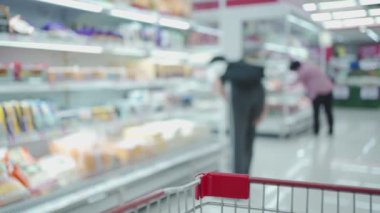 Zincirli gıda ürünleri, mandıra ürünleri, market alışverişi iyi raflar, süpermarket perakende, stok gıda, covid19 virüs salgını sırasında, vites vagonundan manzara, yeni normal raflar
