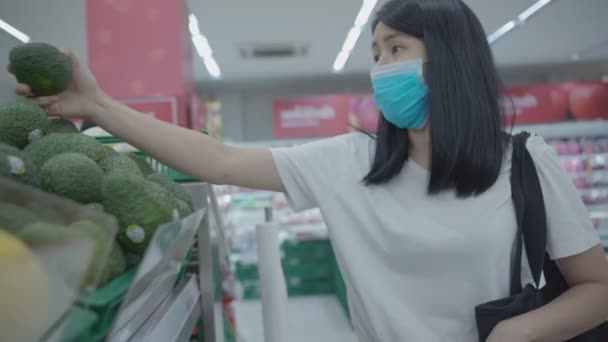 Asiatische Frauen Tragen Medizinische Schutzmaske Mit Blick Auf Avocado Zitrone — Stockvideo