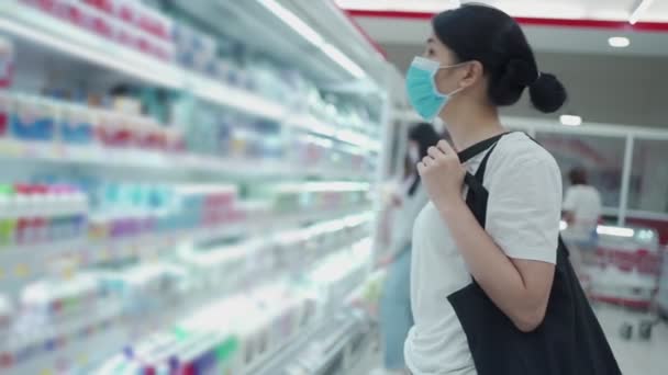 Asyalı Kadınlar Buzdolabı Raflarına Bakıyorlar Ürün Raflarının Yanından Geçiyorlar Dondurucu — Stok video