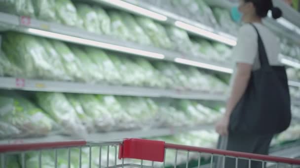 Штовхаючи Кошик Вперед Розмита Азіатка Отримати Харчування Овочі Полиці Супермаркет — стокове відео