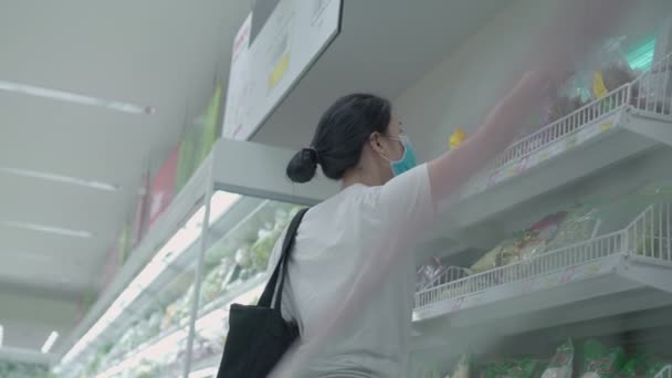 Las Mujeres Asiáticas Usan Máscara Protectora Mirando Los Alimentos Los — Vídeo de stock