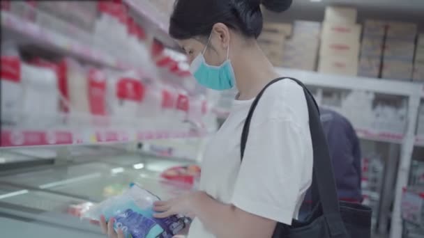 View Wholesales Retail Store Young Asian Woman Medical Mask Getting — Stock Video