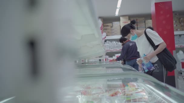 Joven Mujer Asiática Usar Máscara Protectora Seleccionando Suministro Alimentos Sección — Vídeo de stock