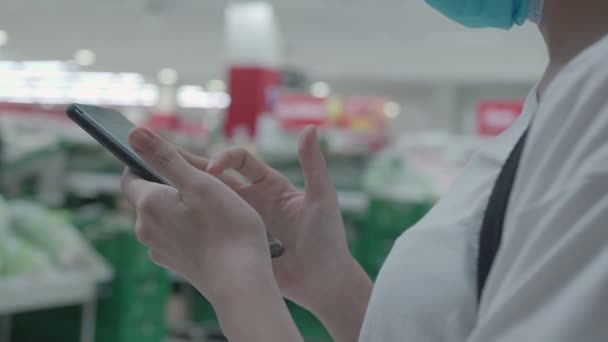 Close Frau Tragen Schutzmaske Mit Smartphone Einkaufszentrum Supermarkt Stehen Zahlen — Stockvideo