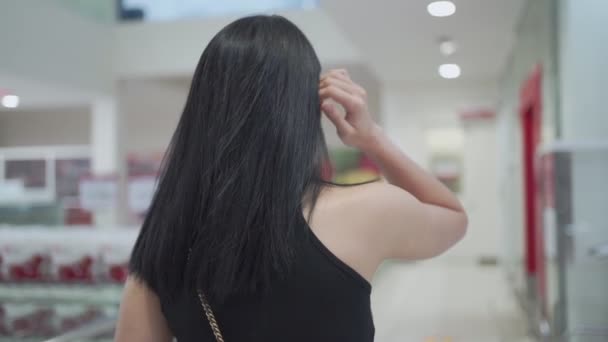 在Covid Corona病毒大流行期间 年轻的亚洲女士戴着面具 推着购物车 转过身去 从后面看超市 让货物供应新的正常 快乐的生活 — 图库视频影像