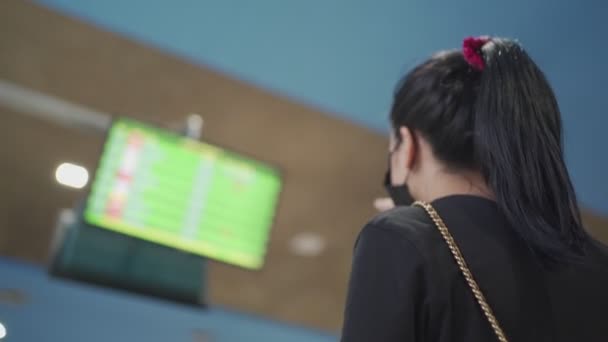 Blick Von Hinten Junge Frau Tragen Masken Blick Auf Flughafen — Stockvideo