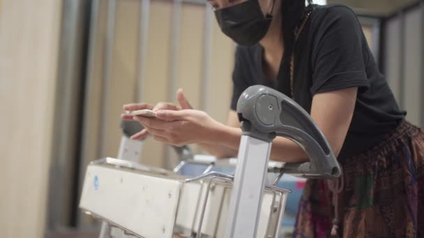 Νεαρή Γυναίκα Φορούν Μαύρη Προστατευτική Μάσκα Χρησιμοποιώντας Έξυπνο Τηλέφωνο Και — Αρχείο Βίντεο