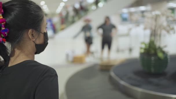 Covid Corona Virus Pandemic Asiatisk Ung Kvinne Bærer Svart Ansiktsmaske – stockvideo