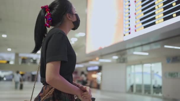 Mujer Asiática Usar Máscara Médica Pie Delante Las Aerolíneas Pantalla — Vídeos de Stock