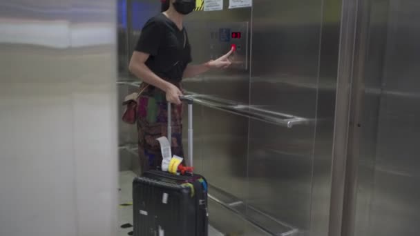 Asiatin Mit Gesichtsmaske Steigt Flughafen Terminal Aus Aufzug Aus Reisegepäck — Stockvideo