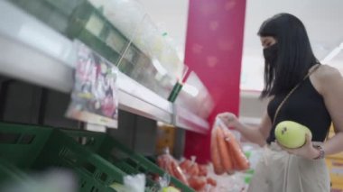 Yavaş çekimde sebze seçen Asyalı kadın, toptan gıda tedarikçisi, covid-19 Corona virüsü salgını sırasında yeni normal yaşam tarzı, ev yemeği hazırlığı, yeni normal yaşam tarzı.