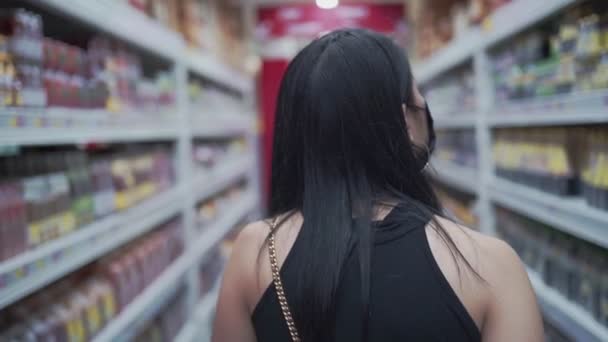 Молода Азія Штовхає Продуктовий Візок Дивлячись Навколо Полиць Продуктів Супермаркет — стокове відео