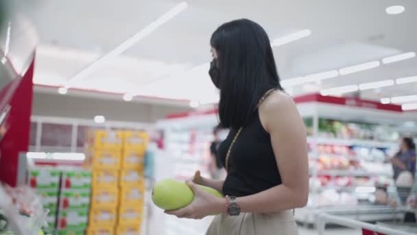 慢动作的亚洲女性戴着黑脸面具 在杂货店食品供应处购买蔬菜 在鳕鱼 19日冕病毒大流行危机期间生活方式 家庭烹调准备 新的正常生活方式 — 图库视频影像