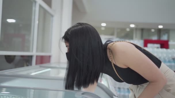 Молодая Азиатская Женщина Носить Защитную Маску Глядя Поставку Продовольствия Холодильнике — стоковое видео