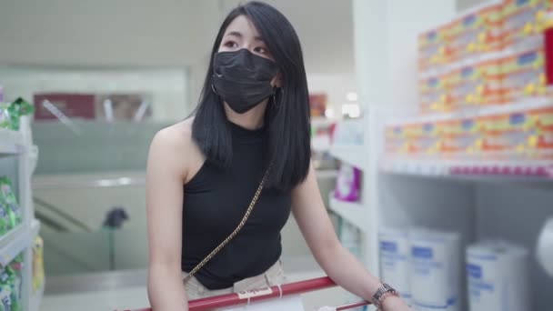 Asiatique Jeune Femelle Noir Masque Protecteur Poussant Panier Long Allée — Video