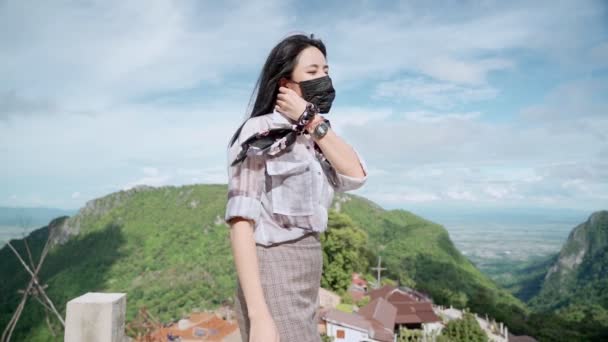 Азійська Молода Жінка Знімає Маску Обличчя Відчуває Свіже Повітря Стоїть — стокове відео