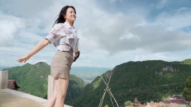 Joven Asiático Hembra Sensación Fresca Pie Parte Superior Montaña Estirar — Vídeo de stock