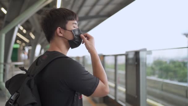 Asijský Mladý Muž Dojíždějící Odstranění Obličejové Masky Expresní Úlevu Dýchání — Stock video