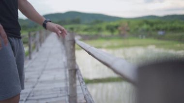 Tahta köprüde kırpılmış adam