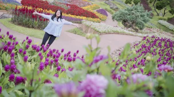 Wide Shot Asian Beautiful Young Woman Jumping Spinning Colorful Flower — Stock Video