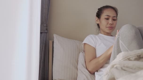 Arbeidsleeftijd Aziatische Vrouw Nippen Haar Koffie Terwijl Zitten Het Bed — Stockvideo